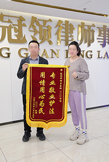 李玉江律师锦旗照片1 - 副本.jpg