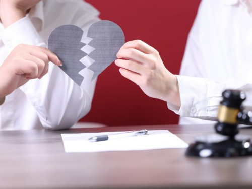 离婚不离村，被剥夺拆迁补偿的女子该怎么争取